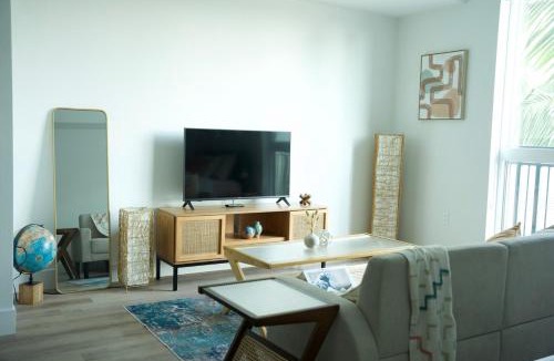 Hollywood Apartment | Luxury Hollywood Studio With Pool, Parking, Gym