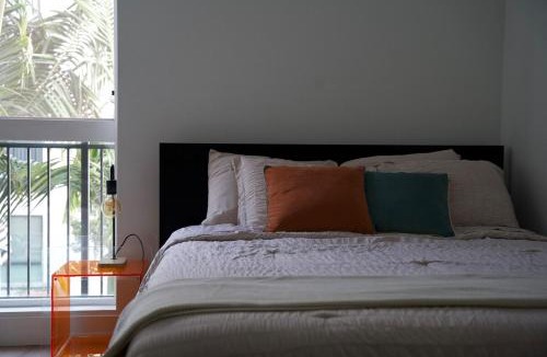 Hollywood Apartment | Luxury Hollywood Studio With Pool, Parking, Gym