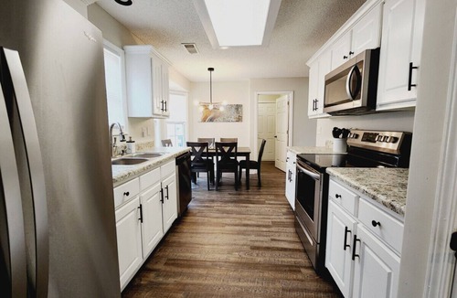 Athens House | Luxury Home: 4 TV's, Fenced Yard