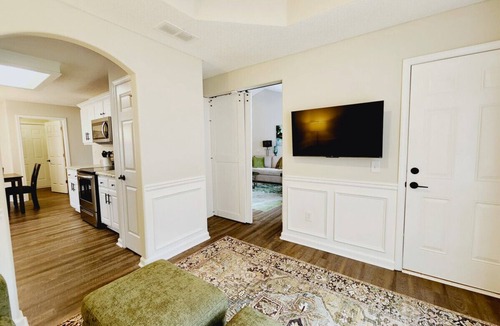 Athens House | Luxury Home: 4 TV's, Fenced Yard