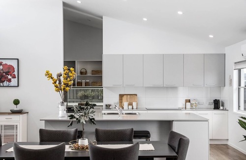 Bokarina House | Luxury home by the beach with pool - pets allowed!