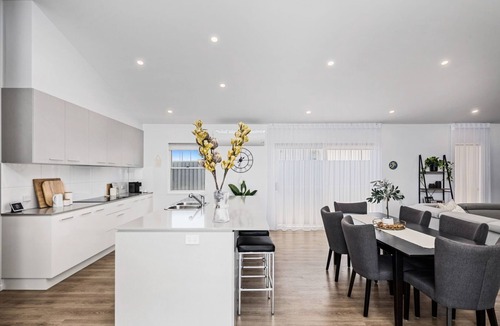 Bokarina House | Luxury home by the beach with pool - pets allowed!