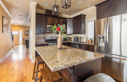 King House | Luxury Home Great Location 4BR Sleeps 12