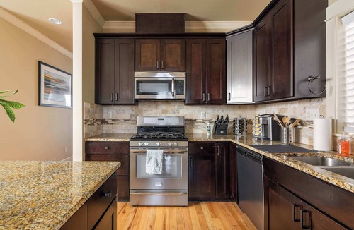 King House | Luxury Home Great Location 4BR Sleeps 12