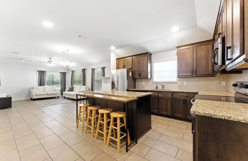 Fort Worth House | Luxury Home Mins to JPS, Medical City, Historic District, Zoo, Water Garden