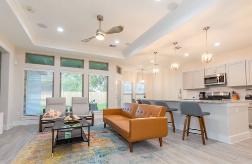 Southeast Houston House | Luxury Home near Downtown, Medical Center, Galleria in the heart of Houston!