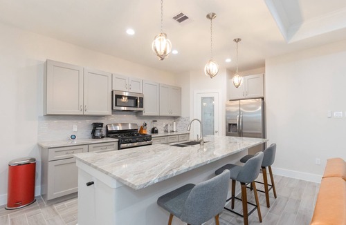 Southeast Houston House | Luxury Home near Downtown, Medical Center, Galleria in the heart of Houston!