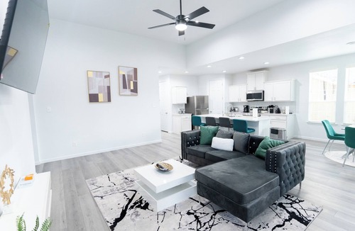 Dallas House | Luxury Home Near Downtown Dallas – 3BR/3.5BA, Pet-Friendly, Fast WiFi