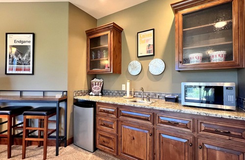 Redmond House | Luxury Home- On the Golf Course w/Private Hot Tub
