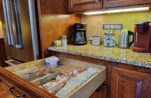 Redmond House | Luxury Home- On the Golf Course w/Private Hot Tub