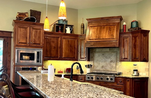 Redmond House | Luxury Home- On the Golf Course w/Private Hot Tub