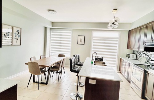 Brampton House | Luxury home promo price 7 beds Netflix parking