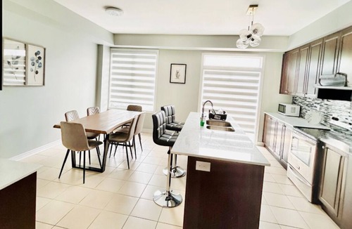 Brampton House | Luxury home promo price 7 beds Netflix parking