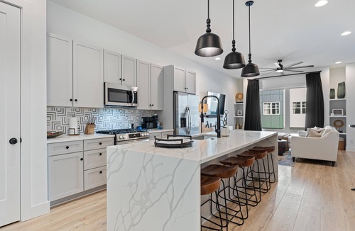 Katie Hill Neighborhood Condo | 🎼 Luxury Home | Rooftop Games | Private Hot Tub | Close to Downtown 🤠