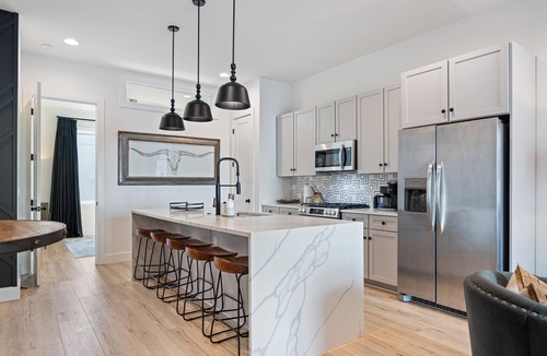 Katie Hill Neighborhood Condo | 🎼 Luxury Home | Rooftop Games | Private Hot Tub | Close to Downtown 🤠