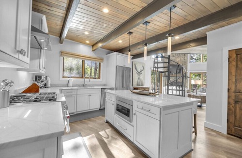 Beech Mountain House | *Luxury* Home, Ski in/out, Hot Tub, Firepit, Games & More!