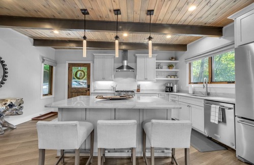 Beech Mountain House | *Luxury* Home, Ski in/out, Hot Tub, Firepit, Games & More!