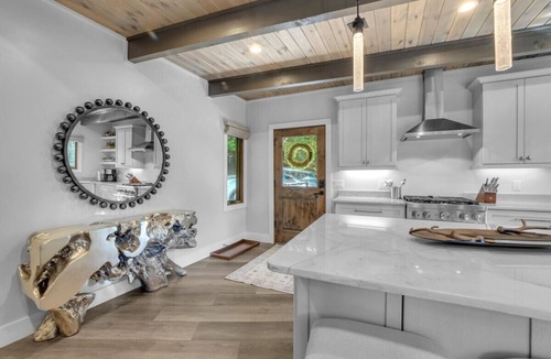 Beech Mountain House | *Luxury* Home, Ski in/out, Hot Tub, Firepit, Games & More!