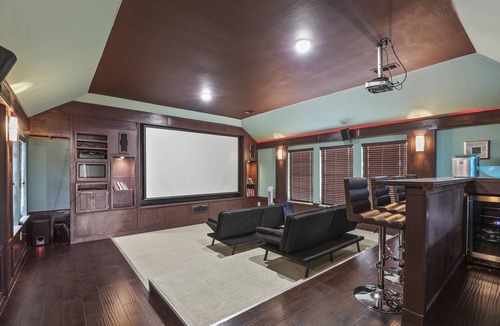 The Colony House | Luxury Home updated kitchen/Spa Bathrooms/and Grand Theater for movie night!