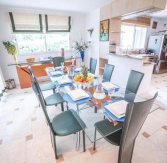 Montferrier-sur-Lez Villa | Luxury Home -Villa-Piscine-Jacuzzi-Famille-Table de billard - Top Pros ServicesConciergerie