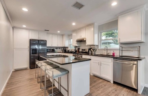 Arlington House | Luxury Home w/Hot Tub near AT&T Stadium