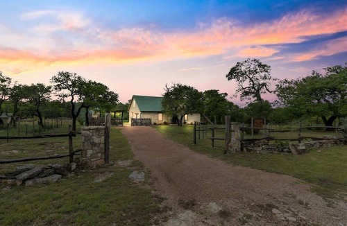 Fredericksburg House | Luxury Home With Fire Pit & Hill Country Views