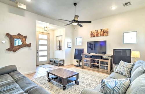 Santa Fe House | Luxury Home with Hot Tub and TONS of Amenities! Pet Friendly!