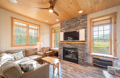 Wilmington House | Luxury Home With Mountain View