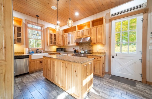 Wilmington House | Luxury Home With Mountain View