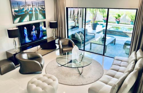Naples House | Luxury Home with Pool & Spa