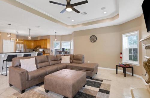 Edelweiss House | Luxury Home with Gourmet Kitchen - 3 Miles to A&M, Sleeps 14
