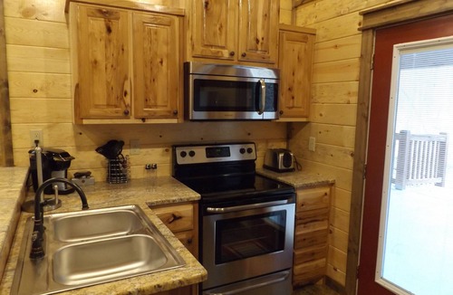 Broken Bow Cabin | Luxury Honeymoon Cabin Bear Bottoms, Hot Tub, Hammock, Wifi, Indoor fireplace