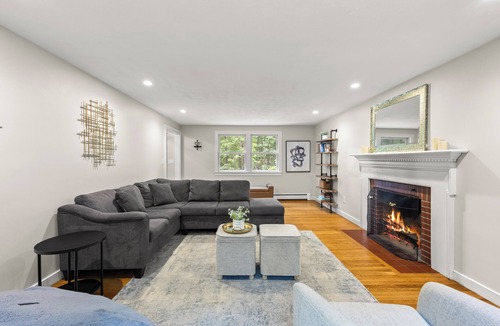 Foxboro House | Luxury House 4mi from Boston Gillette Stadium - AC, Fast WiFi, Privacy, Clean