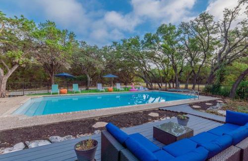 Wetmore House | Luxury House by Fiesta Texas & Seaworld with POOL