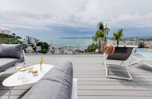 Roses Town Center House | Luxury House in Roses with Private Pool and Pets Allowed