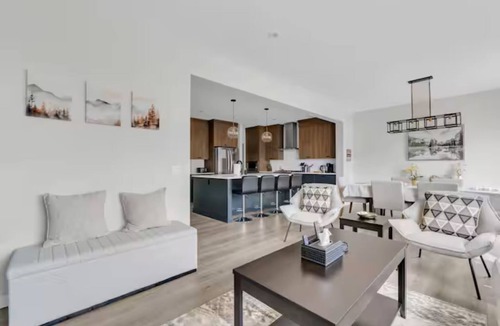 Southeast Calgary House | Luxury House in SE Calgary (AC/Garage/BBQ)