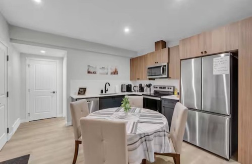 Southeast Calgary House | Luxury House in SE Calgary (AC/Garage/BBQ)