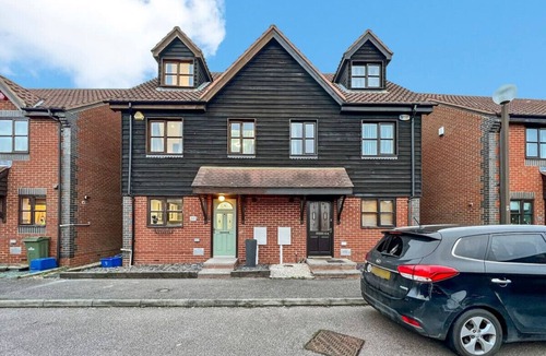 Willen House | Luxury House - Pool Table, FastWifi & Free Parking