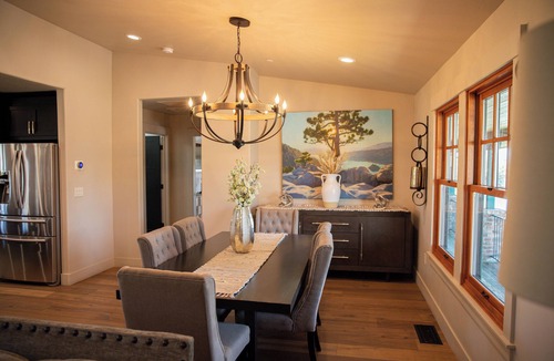 Lincoln House | Luxury House/Private/Hot Tub/Lots of Amenities