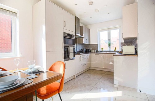 Milton Keynes House | Luxury House Sleeps 10 PoolTable FreeParking