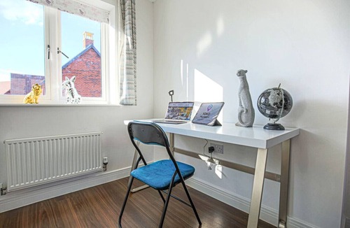 Milton Keynes House | Luxury House Sleeps 10 PoolTable FreeParking