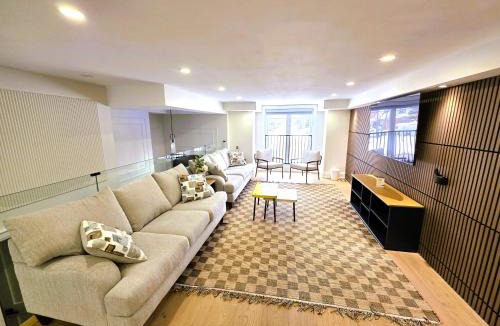 Woodbine Gardens House | Luxury House with Open Living Space