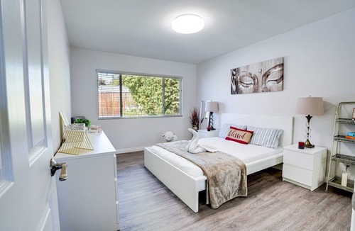Canoga Park House | Luxury house with pool & gym