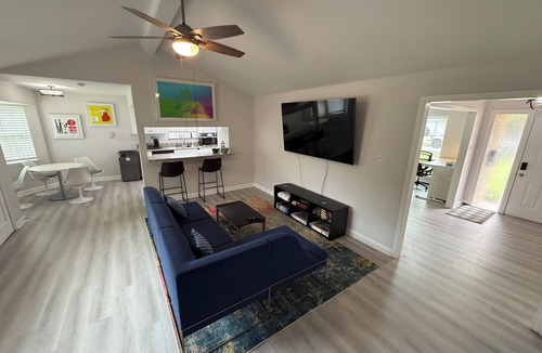 Woodlake - Briar Meadow House | Luxury Houston Escape: 3 Bedrooms, Parkside, Work-From-Home Ready near Galleria