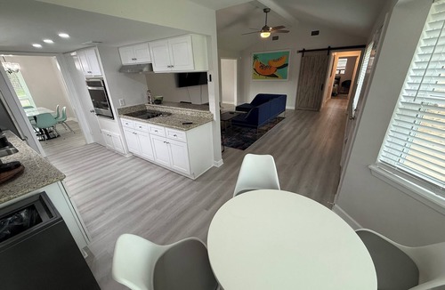 Woodlake - Briar Meadow House | Luxury Houston Escape: 3 Bedrooms, Parkside, Work-From-Home Ready near Galleria