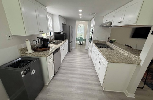 Woodlake - Briar Meadow House | Luxury Houston Escape: 3 Bedrooms, Parkside, Work-From-Home Ready near Galleria