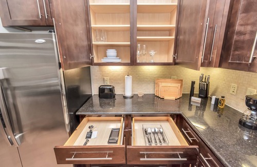 South Main Apartment | Luxury Houston Med Center 2BR|King Bed|free parking|Open pool| Good location