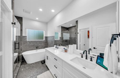 Garden Oaks House | Luxury Houston World Cup Retreat with Large Yard