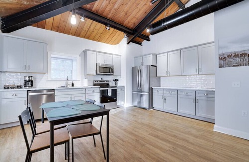 East Stroudsburg Apartment | Luxury Industrial Style Queen Suite