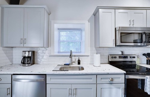 East Stroudsburg Apartment | Luxury Industrial Style Queen Suite